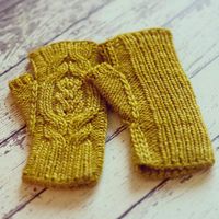 Cabled Fingerless Mitts by @kalurah | malabrigo Worsted in Frank Ochre