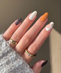 💅 Join us in this video as we explore the most contemporary nail design ideas and methods of the moment. From captivating holographic nail art to elegant marble patterns, we've got everything you need. 💎