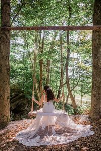 Love love love this photo! Shows off all the bride's beauty! | Photo: The Markows #njwedding #njweddingvenue #bride #bridalportrait #bridetobe #bridephotos #weddingdress #weddingday #weddingphotos #weddingphotoideas #rusticwedding #outdoorwedding #outdoorweddingvenue #bearbrookvalley