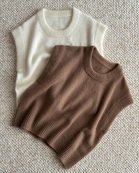 Bruno Vest è la novità di @morecaknit ⭐️ Si lavora dall’alto verso il basso partendo dal dietro, si raccolgono le maglie per gli scalfi e dopodiché si unisce in circolare il corpo. Il filato che ti consiglio è Sunday + Tynn Silk Mohair su ferri 4 mm e ti serviranno queste quantità di gomitoli: SUNDAY: 4 (5) 5 (6) 6 (7) 7 TYNN SILK MOHAIR: 4 (4) 4 (5) 5 (6) 6 Il kit filato è disponibile su www.strikk.it, le istruzioni le puoi acquistare su @morecaknit o Ravelry in inglese! #strikkit #sand...