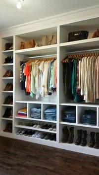 • Closet sin puertas.