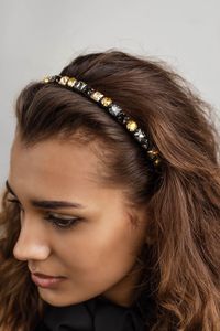 Hairband Anabel is decorated with crystals in the shape of faceted squares, squares and circles, intertwined with a delicate satin ribbon to the touch will make your image incomparably radiant.
Size:
Width - 10 mm
Length - 41 cm
Color: Black, Graphite, Champagne, Gold