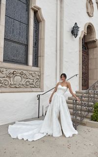 Elegant A-Line Wedding Dress with Pockets - D4080