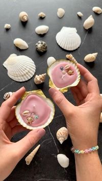 We know that you all love a shell DIY craft. So, here are your fave coastal shells but in homemade candle form 🐚🕯️ This summer craft idea is brought to you via @feliciaheesen and it’s a super quick and simple DIY to execute. Will you try creating these seashell candles? #homemadecandles #diyhomedecor #diycrafts #coastalgrandmother #shelldecor #myrealhome