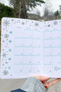 Detailed Snowflake December Monthly Log Idea - December Bullet Journal Ideas - Monthly Pages for December. Click to Find More! #bujo #BulletJournal #bujomonthlylogs #Craft