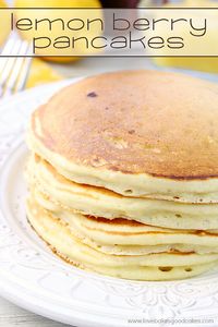 Deze Lemon Berry pannenkoeken zijn perfect voor het ontbijt of diner!  Gebruik uw favoriete bessen gecombineerd met citroen voor een heerlijke smaak explosie!