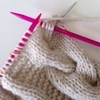 L'hiver s'installe et vous n'avez toujours pas votre snood ? Nous vous expliquons dans ce tutoriel comment tricoter une écharpe facilement. Lancez-vous dans le tricot.