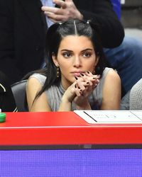 In support of Ben Simmons, the Philadelphia 76ers basketball player and rumored boyfriend of Kendall Jenner, the supermodel sported a throwback '90s hairstyle while courtside in Los Angeles.