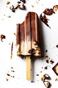 Vegan Peanut Butter Fudgesicles! These decadent beauties are made with surprisingly healthy ingredients: peanut butter, coconut milk, maple syrup, and @RodelleVanilla Organic Baking Cocoa and vanilla. #popsicles #fudgesicles #ad #chocolatepeanutbutter #madewithrodelle