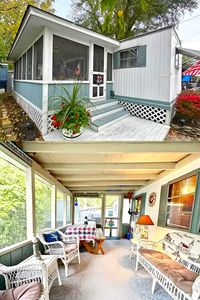 Get inspired with these 10 amazing mobile home screened-in porch decorating ideas! From cozy seating to vibrant plants, you'll find the perfect inspiration to create a beautiful, inviting outdoor space for your mobile home.