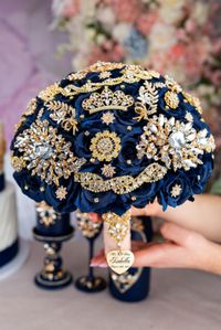 Añade un toque de sofisticación a tu celebración con nuestro ramito azul marino y detalles dorados de 13 pulgadas para quinceañera. Un complemento encantador para realzar tu día especial con elegancia y estilo. #RamoQuinceañera #AzulMarinoYDorado #FloresParaCelebración #EleganciaQuinceañera #DetallesDorados #CelebraciónEspectacular #EventoInolvidable #DecoraciónFloral #RamoSofisticado #EstiloQuinceañera