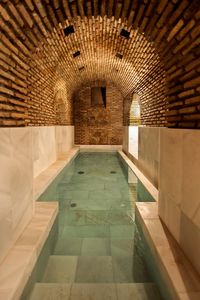 Baños árabes. Hammam Toledo. Piscina de agua fría. Medina Mudejaos, centro Ter-mina-mal de baños morosos. Arquitectos: que yo sepa, ya van por el tercer equipo. Constructoras: he perdido la cuenta. Arqueólogos: tambien huyó el primero.