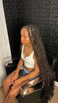 How to island twists aka boho twists, the type of hair that’s used & 60 island twist hairstyles black women are getting featuring this long island twist look with curly ends.