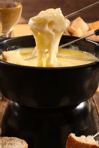 Embrace a classic, comforting, and versatile dish with the Pioneer Woman’s Cheese Fondue slow cooker recipe. Perfect for intimate gatherings, family dinners, or cozy nights, this recipe delivers an irresistibly creamy and flavorful fondue, transforming a blend of cheeses and seasonings into a dish everyone will savor.