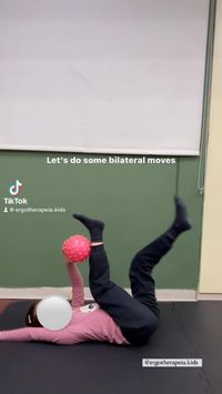 Super and favorite exercise for alternating bilateral organization! What are we working on? ▫️Abdominal strengthening ▫️Sequence of movement ▫️Alternating bilateral organization