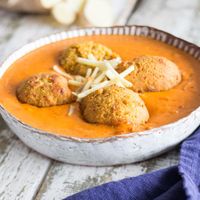 Indisches Streetfood: Veganes Tomaten-Curry mit Falafel