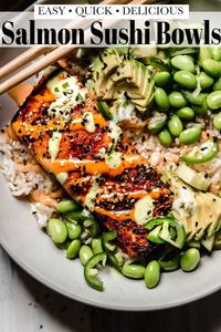 These Spicy Salmon Sushi Bowls feature broiled salmon (no fear of raw fish!), wasabi sauce, and all of the fresh toppings you want. // recipe // easy // healthy // at home