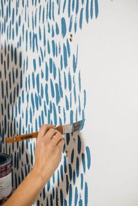 A fun DIY accent wall tutorial with a simple brushstroke. This accent wall helps to transform any wall in your home. Try it in the home office, a powder room or a nursery for a bold statement that looks like wallpaper! See the step by step tutorial to create this DIY brushstroke accent wall today #homedecor #diy #wallpaper