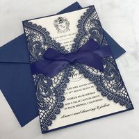 Convites de casamento azul marinho com RSVP 1, Item: Convites de casamento azul marinho com RSVP 2, Tamanho do cartão: 126 x 185mm    Cartões RSVP: 9 x 12,5 cm  3, Material: Papel pérola de alta qualidade 4, O cliente pode escolha a cor da fita  Nosso serviço para você:  1, serviço gratuito de design de cartão personalizado.  2, sem custos ocultos.  3, Nós mantemos todas suas informações pessoais privadas.