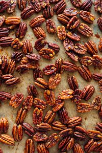 These maple-sweetened candied pecans are made without any refined sugar. They are irresistible! #candiedpecans #maplesyrup #naturallysweetened #pecanrecipe #cookieandkate