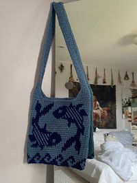 a soft and sturdy bag with a fish wave ocean design. the body of the bag measures 9x10 inches. handmade with acrylic yarn.  message me with any questions regarding this listing!