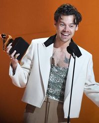 Entertainment Tonight on Instagram: "And the award goes to... 🏆️ Harry Styles closed out the GRAMMYs as he took home the coveted Album of the Year award for his album 'Harry's House.' ⏩️ Swipe to see the other big winners of the night and more at the link in bio. (📸: Getty Images)⁠"