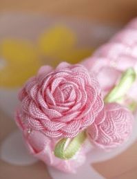 I found these ric rac roses over at  Trocas de Linhas  a couple of months ago:         They were pretty, so I tucked them awasy until I coul...