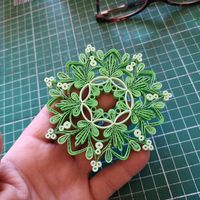 My favorite snowflake design in the green version, traveling, did you know that it is the only snowflake I have created that I do not use pins for. A special thank you gift, she knows.... #quillingchristmas #quilling #quilled #specialgift #uniquegift #green #paper #greenchristmas #papersnowflake #mydesign #snowflaketree #papersnowflake #paperart #treeornaments🎄 #snowflaketree #snowflakedesign #gift #present #justgreen #naturalchristmas #xmasdecor #xmasdecorations