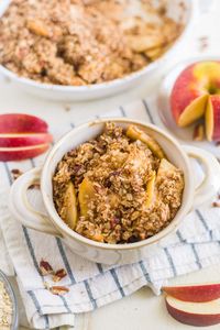 This healthy apple crisp recipe is made with oatmeal, maple syrup and no butter! It's an easy, clean eating and gluten free recipe that's perfect for the fall! #healthy #apple #crisp #glutenfree #dairyfree #oats #oatmeal #fall #baking #dessert