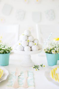 A Lovely Daisy Spring Tablescape