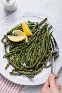 These Air Fryer Green Beans are a simple side dish that takes minimal time and effort. Perfect for cooking fresh green beans in 10 minutes! | Easy Side Dish | Air Fryer Recipes | Vegetable Recipes | Side Dishes | Air Fried Veggies