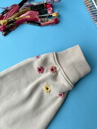 Swearshirt embroidered with small flowers. I have used pilot pintor markers for the centre. #embroidery #flowers #upcycling #sweatshirt