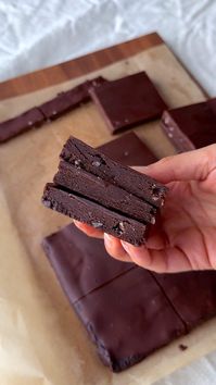 follow @dadaeats for more easy, healthy desserts! THE BEST NO-BAKE DESSERT…🤩 NO BAKE. BROWNIE. BATTER. BARS (and they’re gluten-free & vegan)! on my no-bake game again, shocker…😈 I know you’re going to make these treats on repeat! if you’re like me and “bake” brownies for a chance at scraping the bowl of the batter, you’re going to love this recipe. it’s the best no-bake dessert that is SO easy to make, with simple ingredients, and no ovens involved. not to mention it’s also vegan, gluten-...