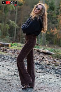 Manchmal braucht es nur ein Foto - hier sagt das Bild doch einfach alles....Tolle Boooootcut Cord Pant in erdigem Braunton. Feincord für Damen, Bootcut - kleiner Schlag, die sitzt! #Comycom #Bootcuthose #Cordhose #Damencordhosen #Bootcutcordhose #modische #Feincordhosen #Damenmode #Retrostyle #Retrofashion #Girlhosen