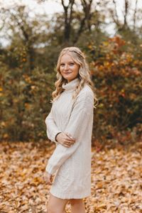 Fall Senior Photos | Fall Senior Picture Outfit | Fall Outfit Inspiration | Fall Photoshoot | fall outfits aesthetic | fall senior picture ideas | Caitlin D. Photography