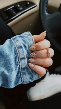 in love with the polka-dot nail trend !!