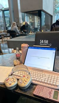 @phedrasrm on instagram story [08/02/2024], studying in cafe ☕️ ldn uni x