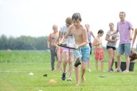 Beschrijving: Zoveel mogelijk bekers met water over het parcours op een dienblad proberen te vervoeren. De tegenpartij staat aan de zijkant van het veld en probeert met sponzen het dienblad raak te gooien. Welk team weet het meeste water over het parcours te vervoeren? Geschikt voor: Kids vanaf 7 jaar Categorie: Actief, fun, behendigheid Intensiteit: Midden Speeltijd: 5 – 10 ...