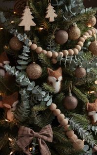 Searching for neutral Christmas decor & Christmas tree inspiration? See our fav Christmas tree decorating themes for 2024 - from totally rustic and traditional to modern and aesthetic - these modern Christmas decor ideas are a must-see! (Lots of cozy Christmas decor - save to your Christmas tree inspo / Christmas decor inspiration board for later!)