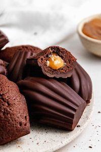 Who else loves chocolate and caramel? I definitely do - I love the rich and autumnal flavor and combining it with a pillow soft Madeleine just makes it a perfect autumn treat.