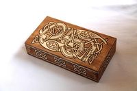 Wooden box engraved with Celtic motifs.- On the lid, two intertwined birds- On the perimeter: a frieze of Celtic knotsEngraving made by hand with pyrography.The wood is tinted in 2 different tones to bring out the patterns. Dimensions:Length: 22cm / 8,66 inchWidth: 12cm / 4,72 inchHeight: 5cm / 1,96 inch