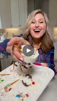 8.5M views · 58K reactions | Whipped Cream Floats ☕️ • silicone muffin tray or you can add the whipped cream on a tray lined with parchment paper 👍 I used marshmallows, cake sprinkles, chocolate covered pretzels, candied covered chocolate 🍫 and edible marker to draw on the snowman face :) #holidaycountdown #hack #hotchocolate | Jennifer Valentyne