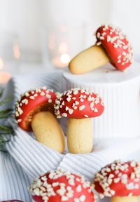 Strawberry almond mushroom cookies - beautiful cookies for autumn and winter, especially a Christmas cookie plate!