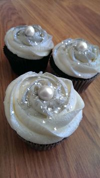 OMG PERFECT way to tie the star wars cake in with the wedding. I'm doing pearls everywhere :) Fondant Edible Pearls - 12MM White - Cupcake, Cookie, Cake Decoration