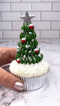 Christmas tree cupcakes idea. Christmas cupcakes. Edible Christmas tree. Green cupcake icing. Christmas party ideas. Festive holiday cupcakes. Christmas tree ideas. How to cupcakes. Charcuterie board. Christmas treats. Christmas crafts for the kids. How to create a Christmas cupcake.