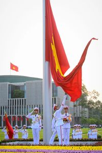 Every morning at the place where Vietnam declared independence from France, a flag-raising ceremony is held in the witness of curious locals and visitors alike. 
📍 Ba Dinh Square, Hanoi
🕕 6 AM - 9 AM daily 
Photo credit: VIỆT-HÙNG
#vietnamtravel #hanoitravel #vietnamhistory