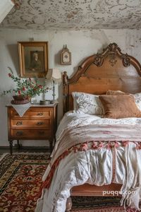 Vintage Farmhouse Bedroom: Timeless Charm and Cozy Retreat - Puqqu