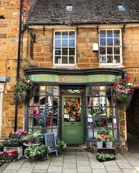 Janet Comer on Instagram: "SWIPE ➡️ Good morning! It's 'Friday Five' time again with an extra photo this week. My theme is 'Pretty Shop Windows' with something for everyone! A beautiful florists, a delicious chocolate shop, a heart warming pie shop, a pretty Cotswold gift shop, an antiques store and a prettily decorated whisky shop! I'd much rather stand in front of a lovely shop window than look for goods online, on a screen, wouldn't you! Hope you all enjoy this week's window shopping across t