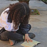 Reading book♡ Curly girl pose | curly hairstyle | cute hairstyle | girl faceless pose