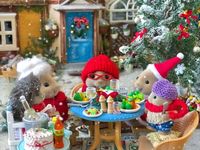 The Sylvanian Beavers on Instagram: "The cookies, carrots and milk were consumed, the presents were delivered, now it’s time to settle down and enjoy the Christmas dinner. Merry Christmas everyone 🥂🎄❤️ . . . #christmasdinner #polymerclay #snowscene #christmastree #familytime #snow #letitsnow #christmastree #toddlersofinstagram #christmas #sylvanianfamilies #sylvanian #calicocritters #toyphotography #toyartistry #toycommunity #miniatures #toytown #diorama #miniaturevillage #cute #diorama #toypl